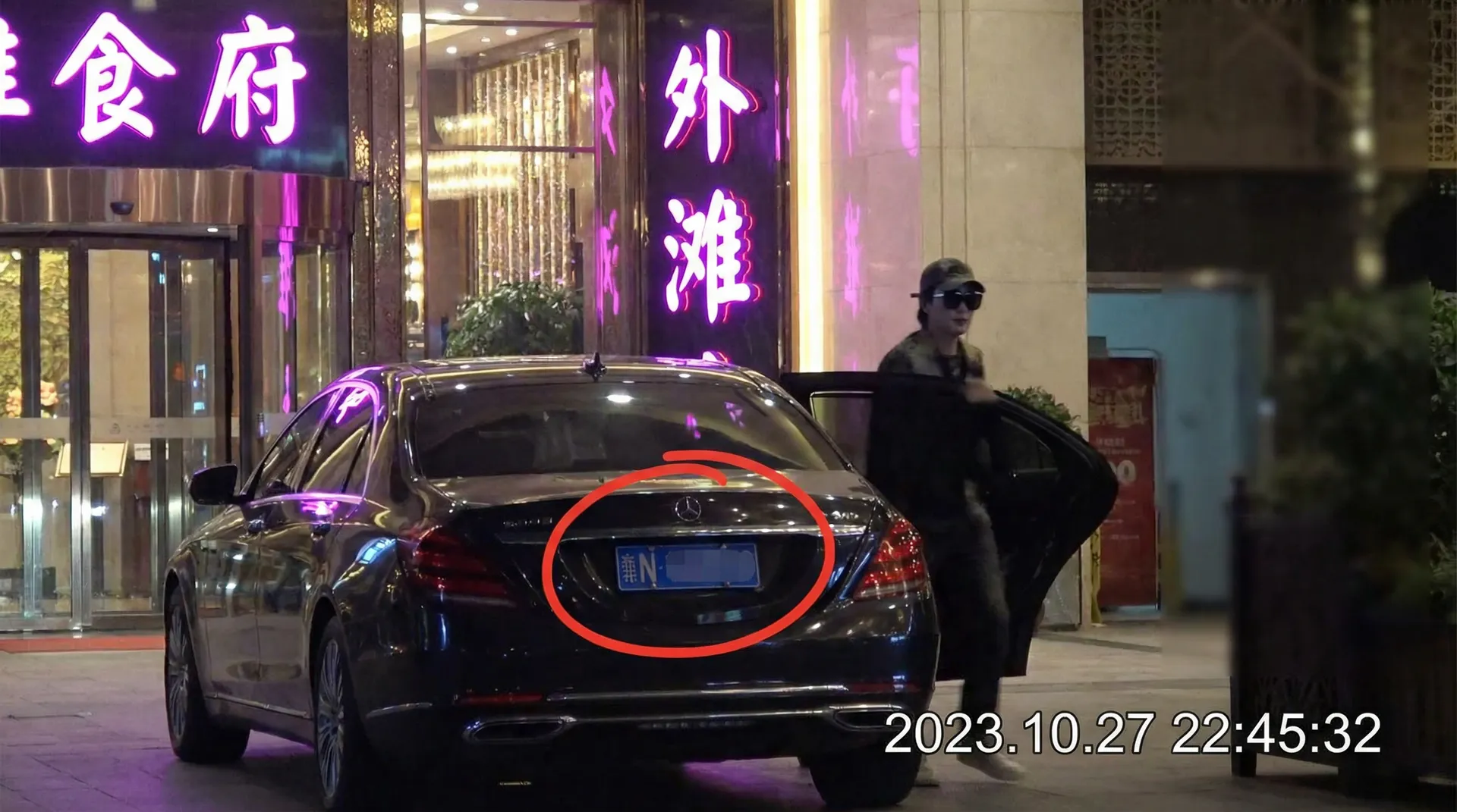 51网 - 内容入口推荐，每日更新持续更新 - 豪车餐厅外被拍