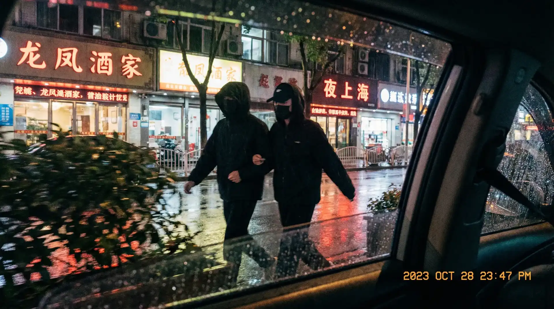 51网 - 内容入口推荐，每日更新持续更新 - 顶流明星深夜密会现场抓拍照片